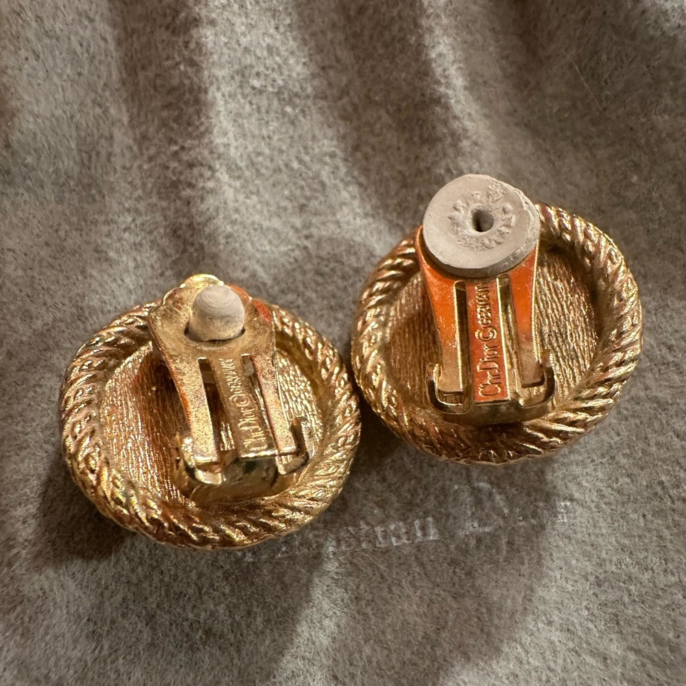 33) Christian Dior Vintage Pearl Clip-on Earrings - Picture 4 of 6